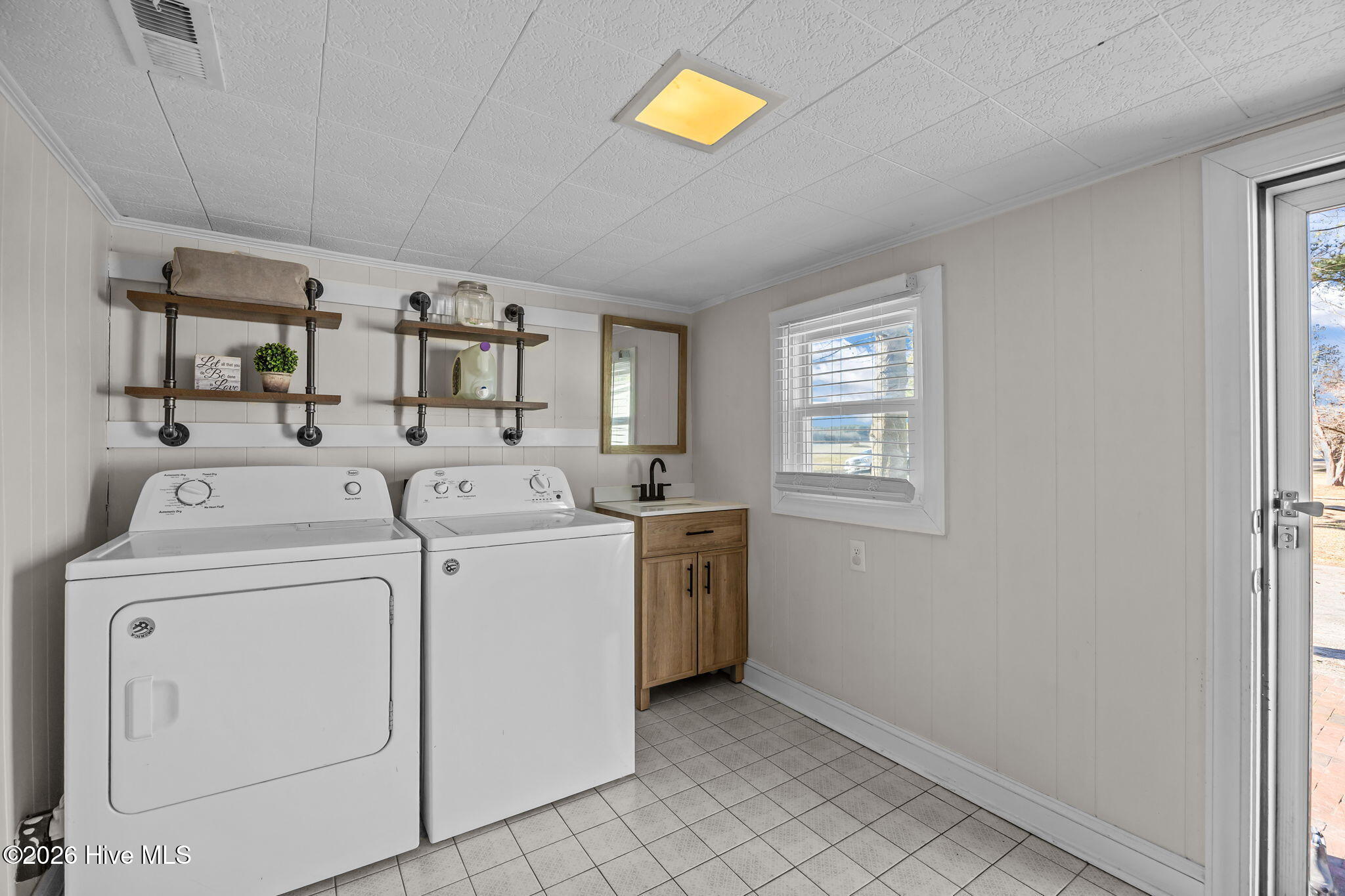 5947 Elks Road Grimesland, NC 27837 - Photo 18 of 54 Laundry Room