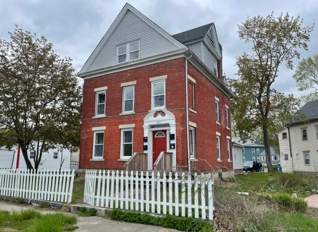 $1,400 | 287 West Main Street, Norwich, CT 06360
