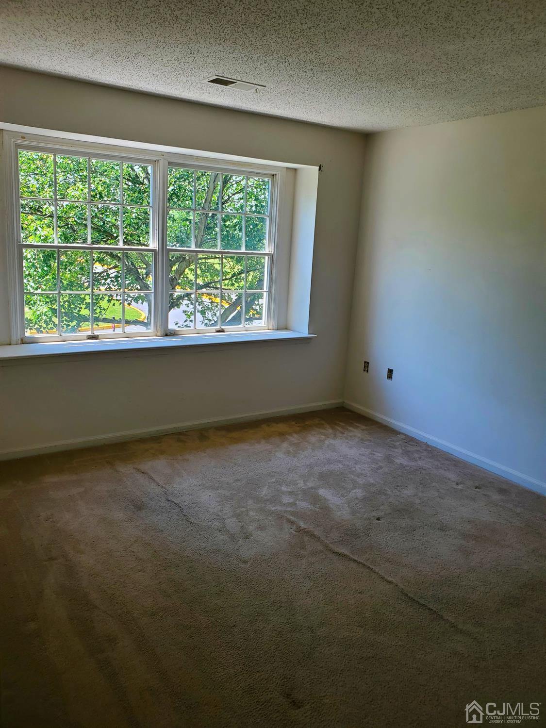 427 Edpas Road New Brunswick, NJ 08901 - Photo 11 of 11 an empty room with a window