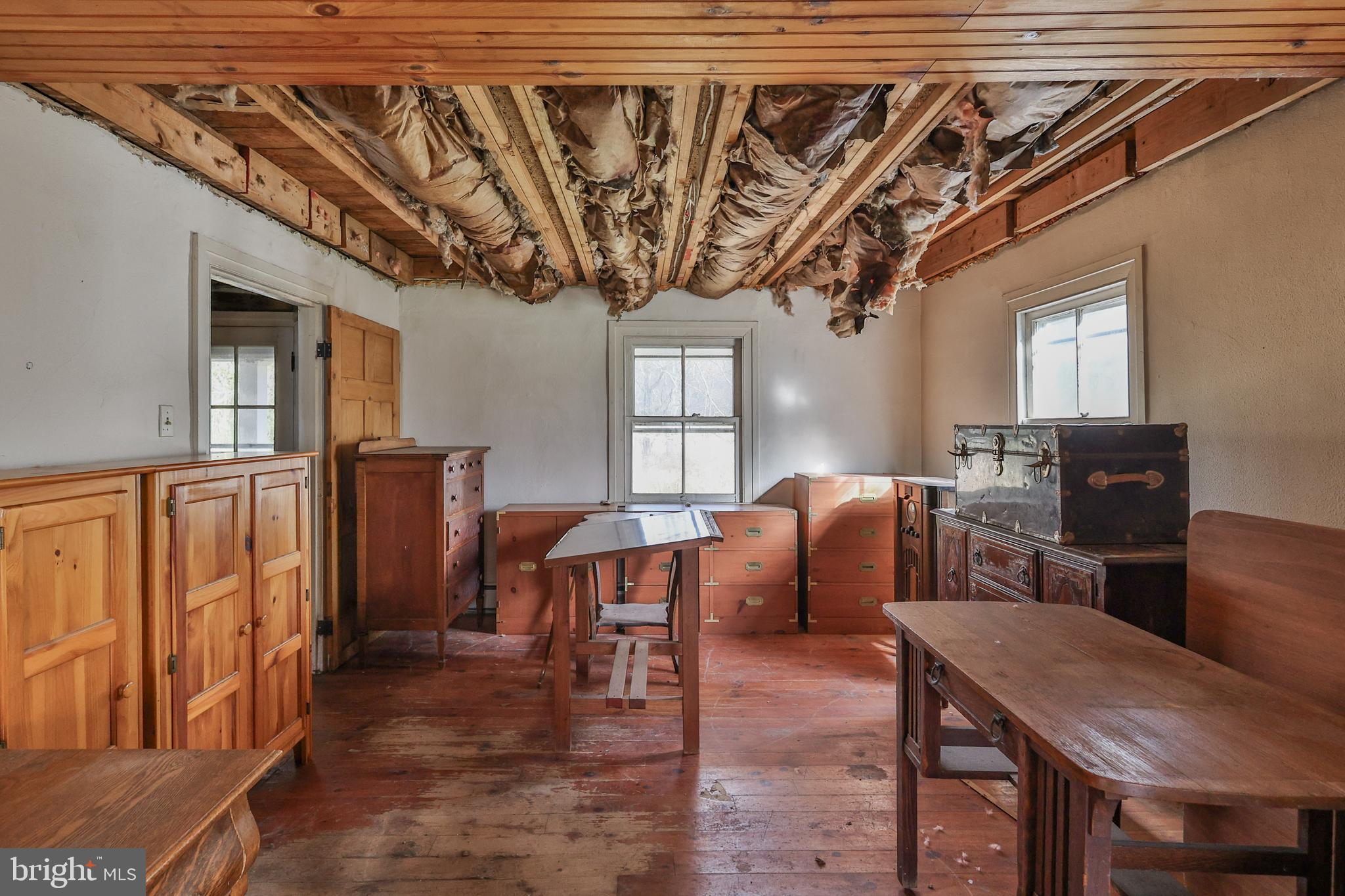 8659 Allemaengel Road Kempton, PA 19529 - Photo 18 of 71 a dining room with furniture a rug and wooden floor