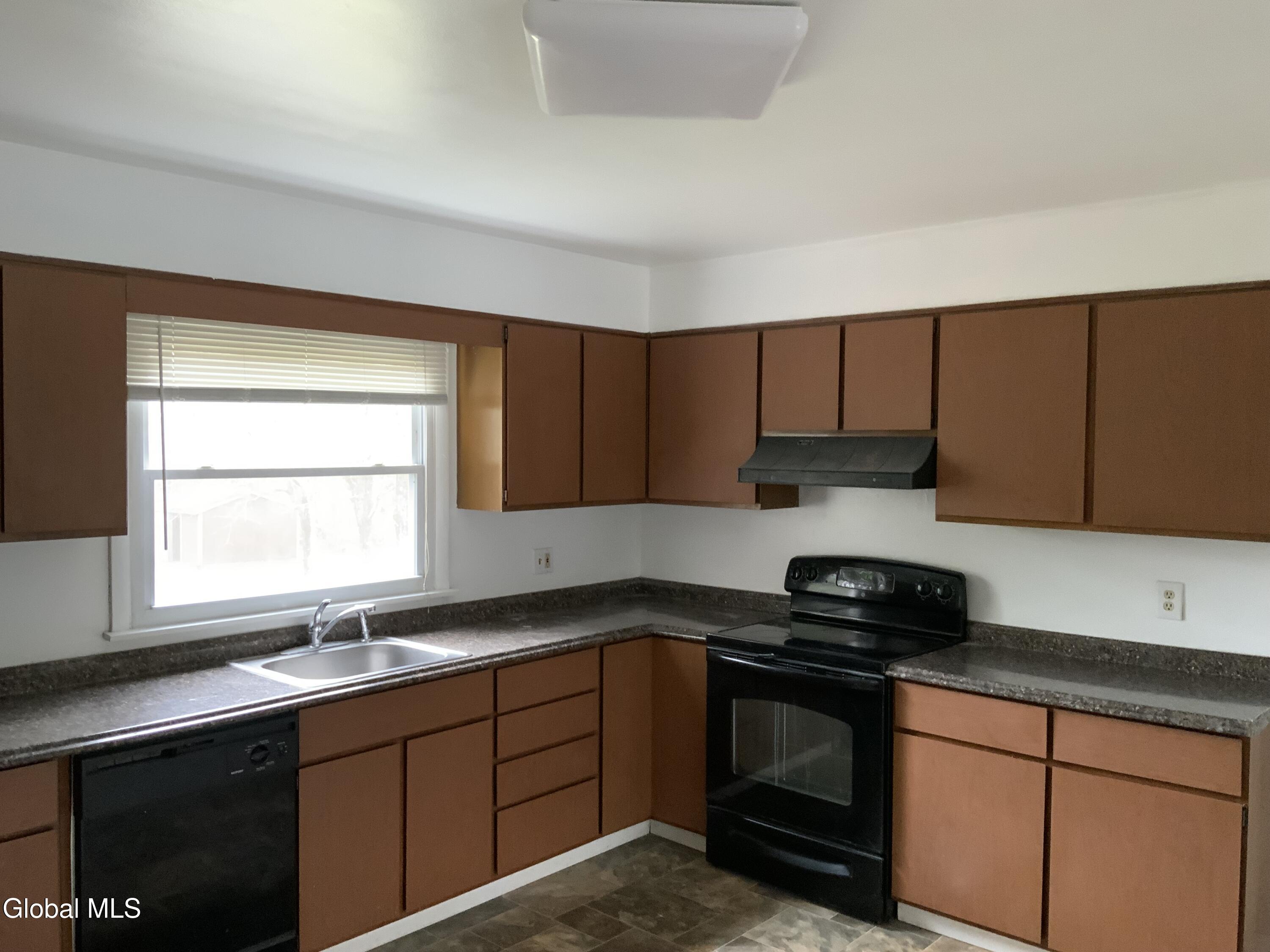 11-21 Ashdown Road, Unit 15C Clifton Park, NY 12019 - Photo 5 of 16 Kitchen