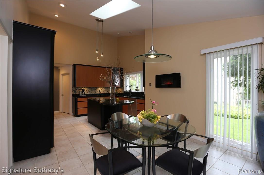 731 Stanford Circle Rochester, MI 48309 - Photo 20 of 52 View Into Kitchen from Breakfast Room