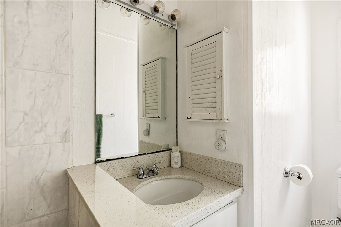 316 Pioneer Road Lake Arrowhead, CA 92352 - Photo 24 of 35 a bathroom with a sink and a mirror