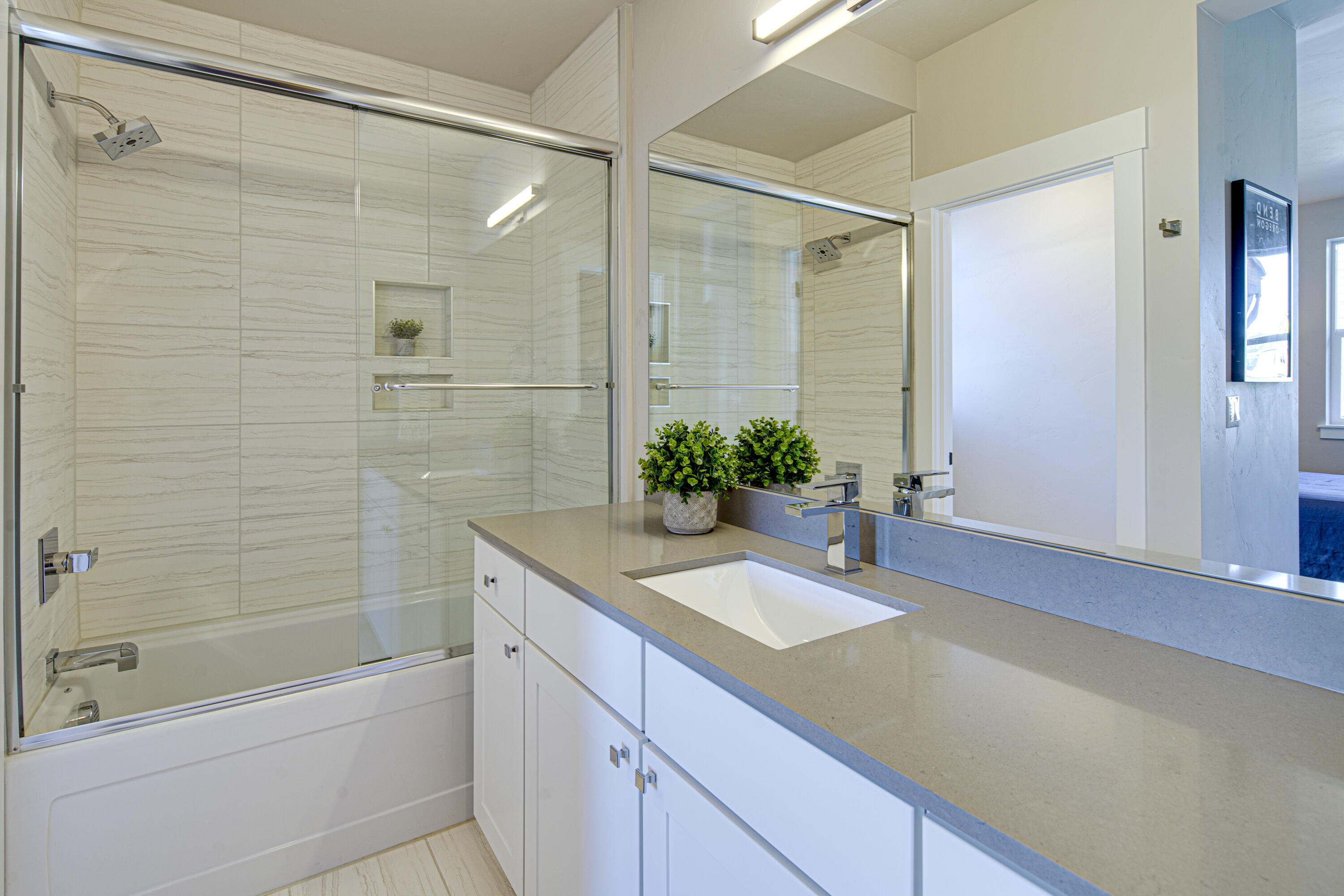 63101 Boyd Acres Road Bend, OR 97701 - Photo 4 of 30 Master Bath