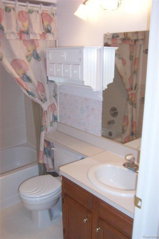 904 Ridge Court, Unit 123 Brighton, MI 48116 - Photo 13 of 23 main bath 1.jpg