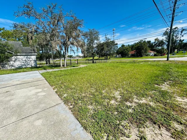 a view of a house with a backyard