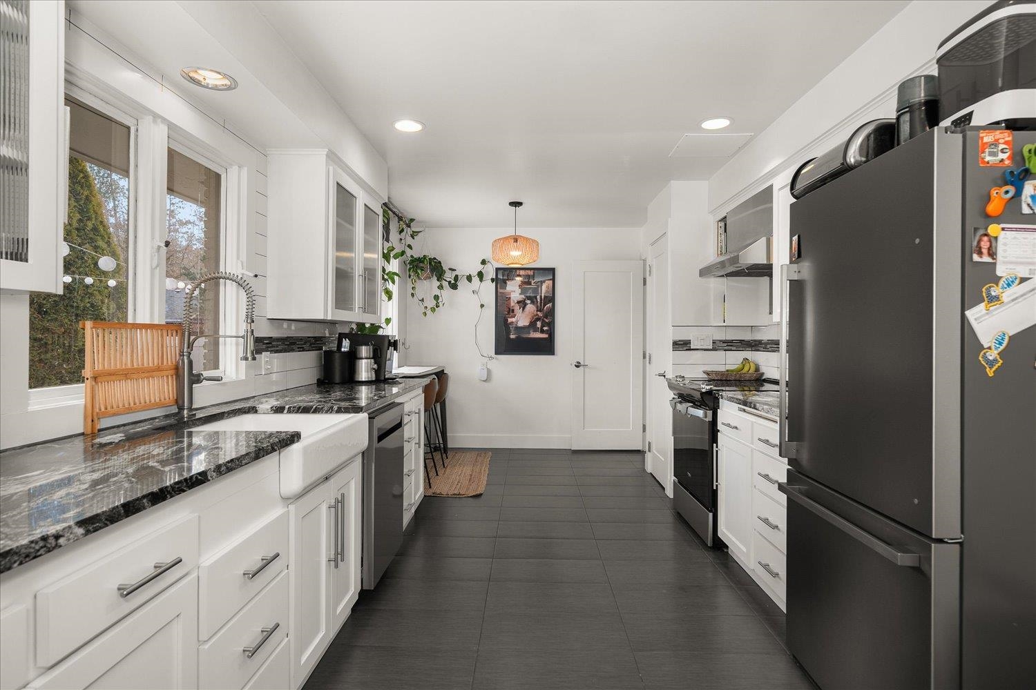 3325 South Bernard Street Spokane, WA 99203 - Photo 9 of 47