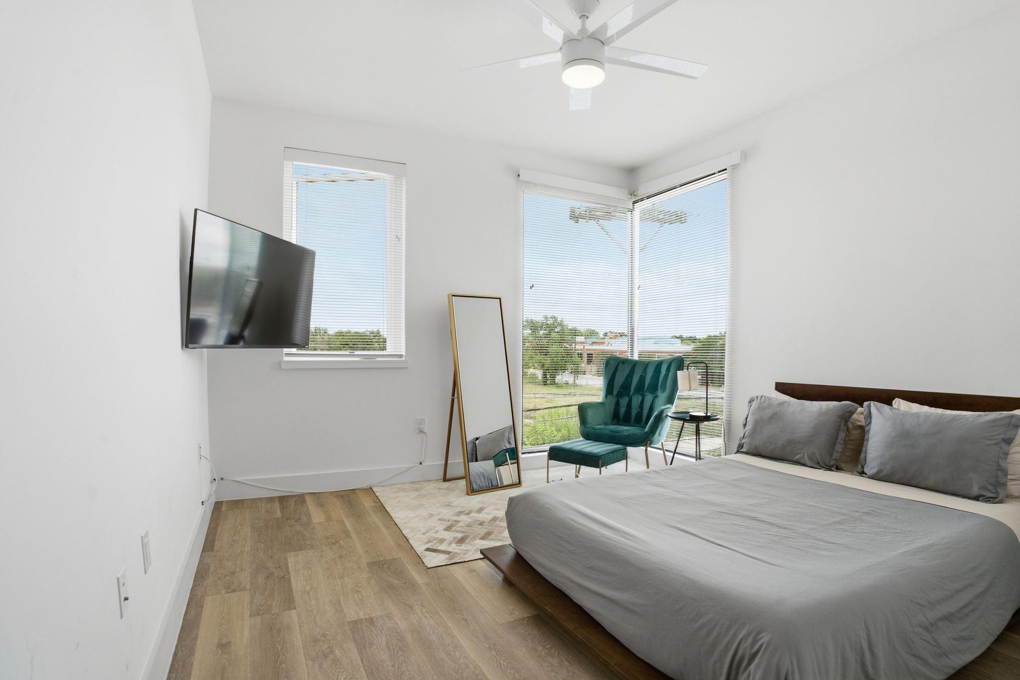 2709 East 5th Street, Unit 1306 Austin, TX 78702 - Photo 16 of 28 This naturally illuminated bedroom offers a refreshing retreat with contemporary light wood flooring and generous window views.