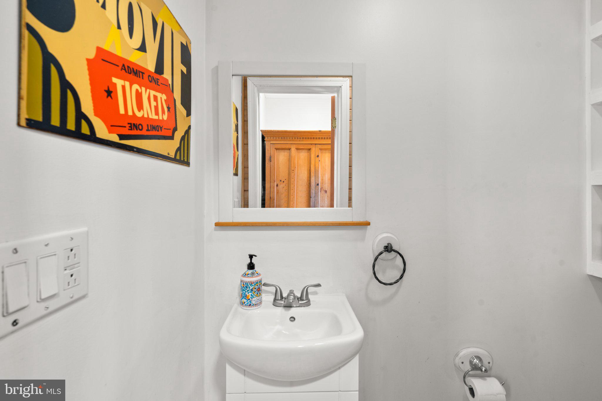6 Ridge Road Catonsville, MD 21228 - Photo 23 of 44 1st Floor Bathroom
