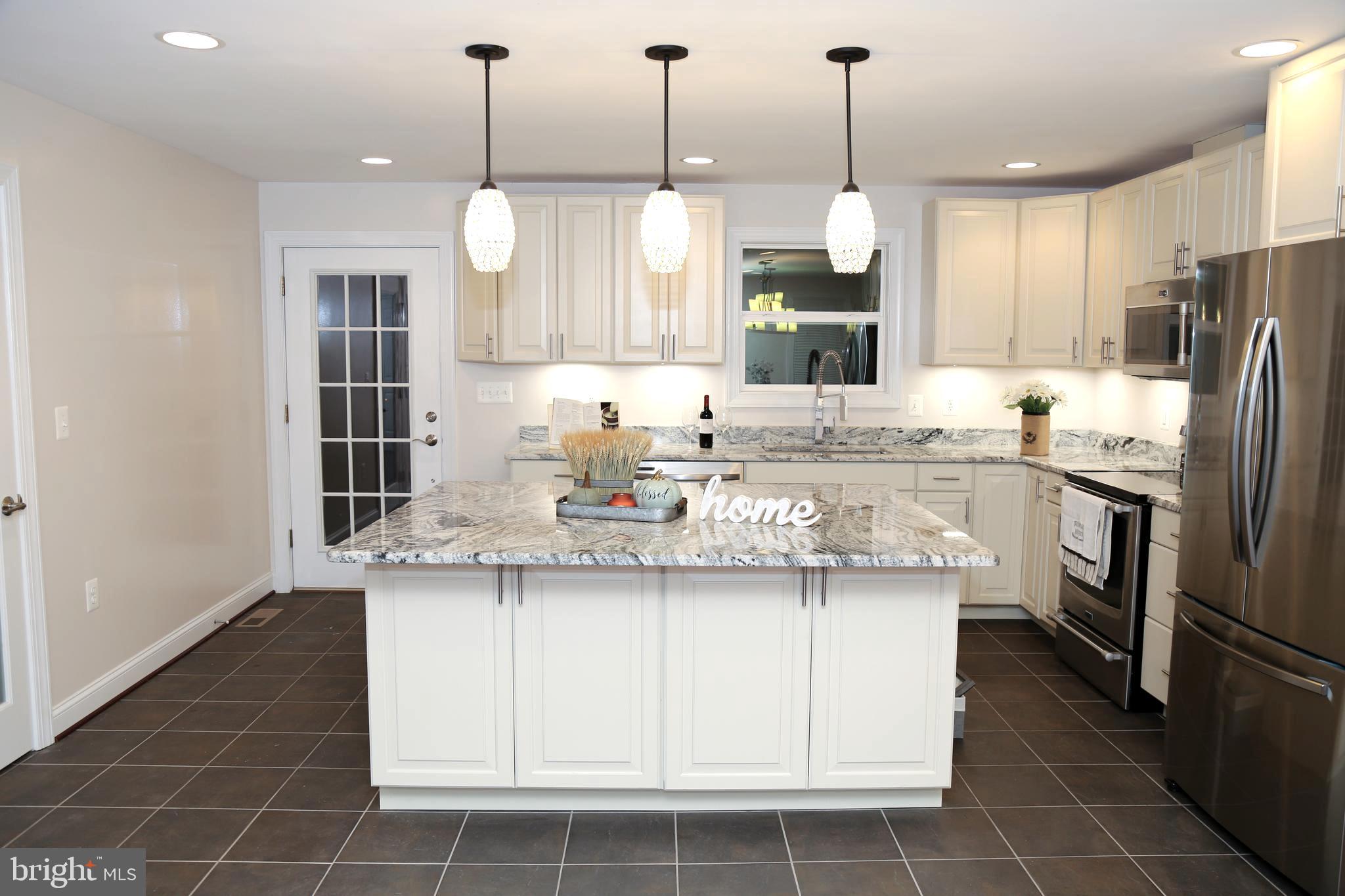 11902 Smithfield Road Manassas, VA 20112 - Photo 4 of 38 Great kitchen Island