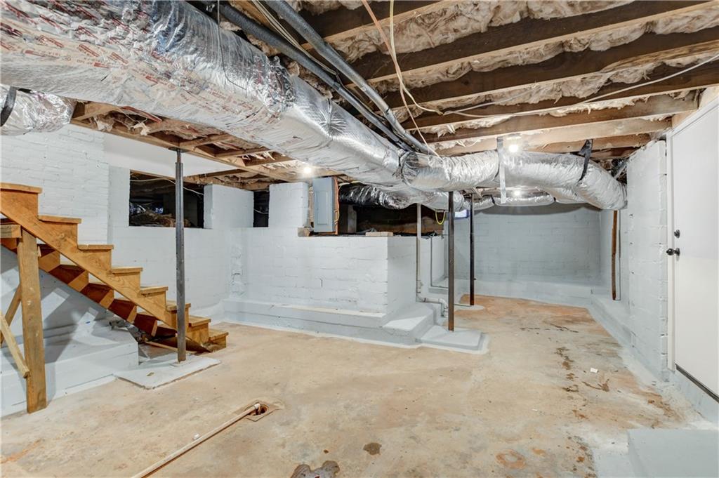 458 Shannon Drive Southwest Atlanta, GA 30310 - Photo 27 of 28 a view of a garage