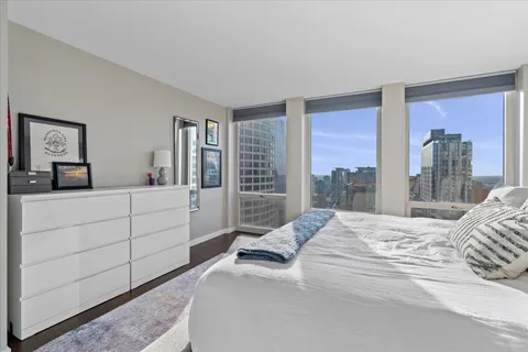 $400,000 | 111 East Chestnut Street, Unit 34J, Chicago, IL 60611