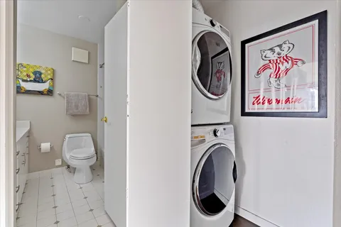 $400,000 | 111 East Chestnut Street, Unit 34J, Chicago, IL 60611