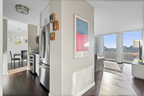 $400,000 | 111 East Chestnut Street, Unit 34J, Chicago, IL 60611
