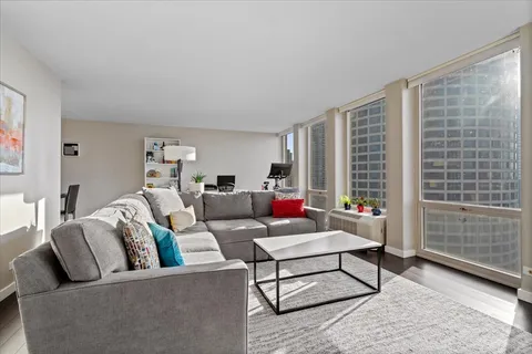 $400,000 | 111 East Chestnut Street, Unit 34J, Chicago, IL 60611
