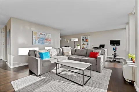 $400,000 | 111 East Chestnut Street, Unit 34J, Chicago, IL 60611