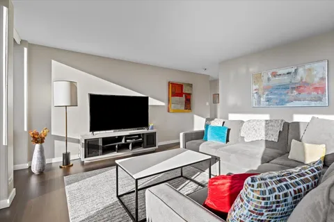 $400,000 | 111 East Chestnut Street, Unit 34J, Chicago, IL 60611