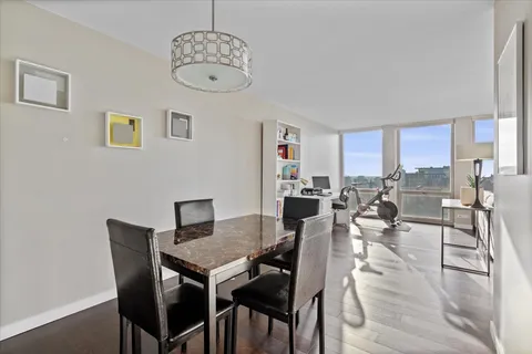 $400,000 | 111 East Chestnut Street, Unit 34J, Chicago, IL 60611