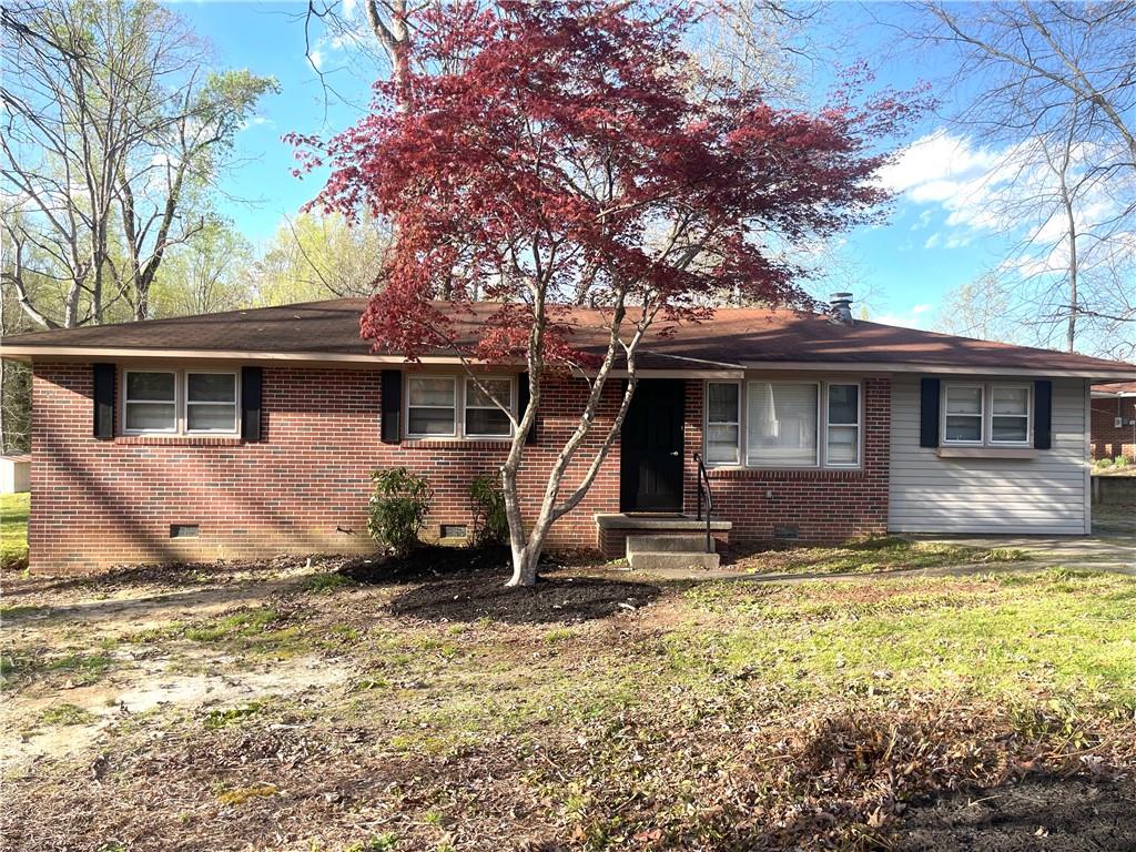 a view of a house with backyard