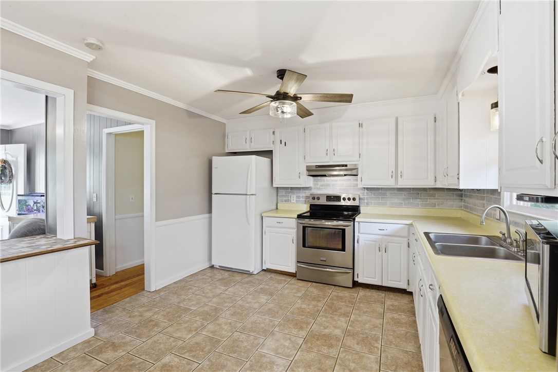 904 New Prospect Church Road Anderson, SC 29625 - Photo 9 of 31 This spacious kitchen offers a blend of modern appliances and classic design elements, perfect for everyday living.