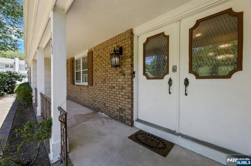 281 Rivara Court Ridgewood, NJ 07450 - Photo 4 of 41