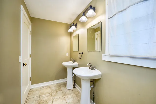 $2,025 | 2327 Cole Avenue Southeast, Unit A, Minneapolis, MN 55414