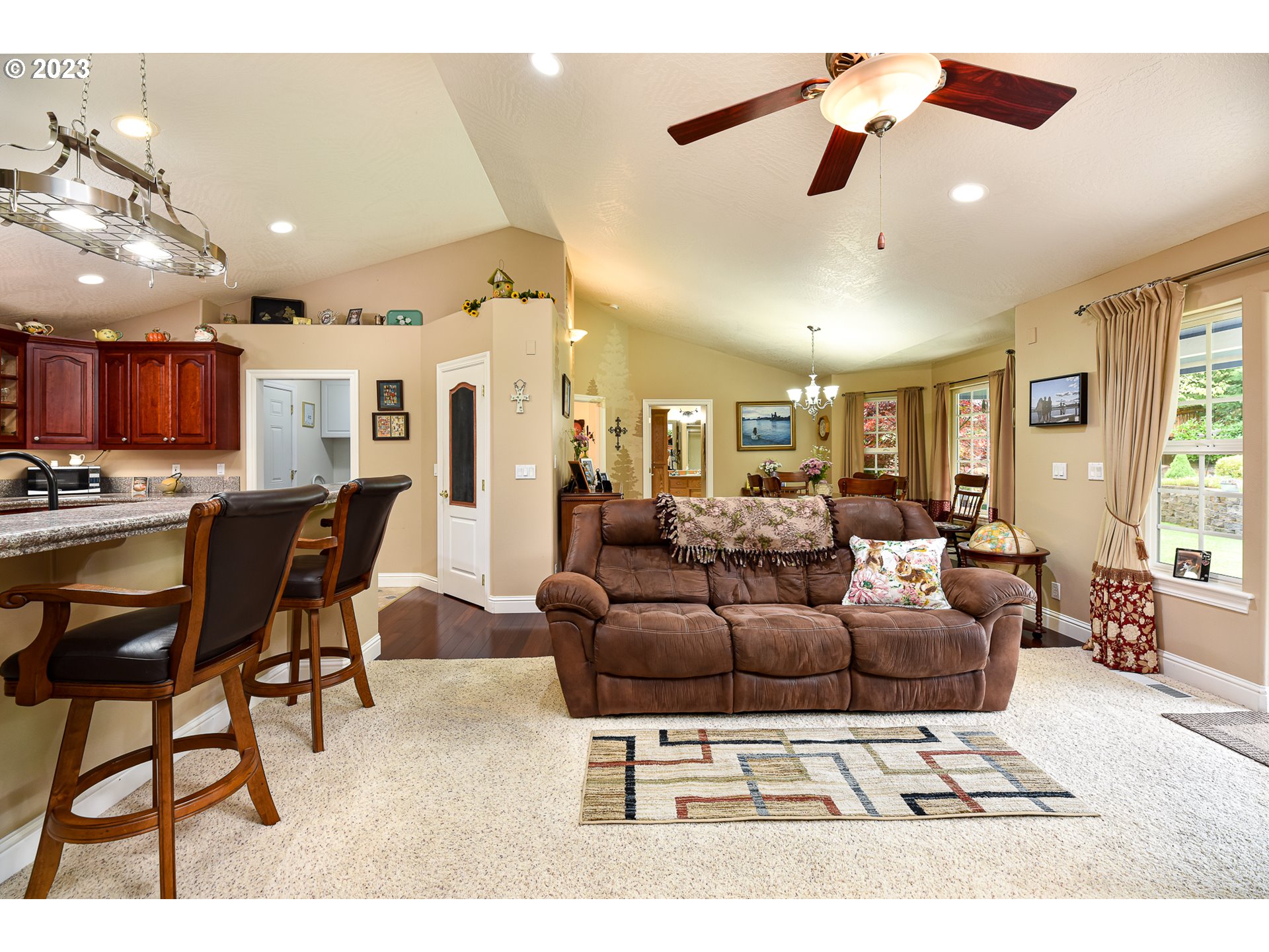 780 Fairview Loop Cottage Grove, OR 97424 - Photo 14 of 32 Living Room
