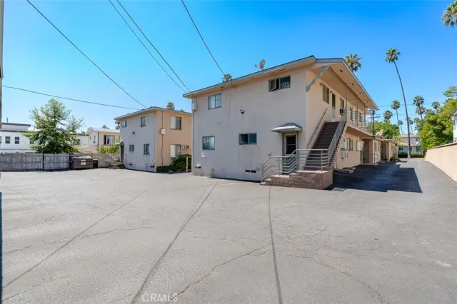 a view of a house with backyard and plants