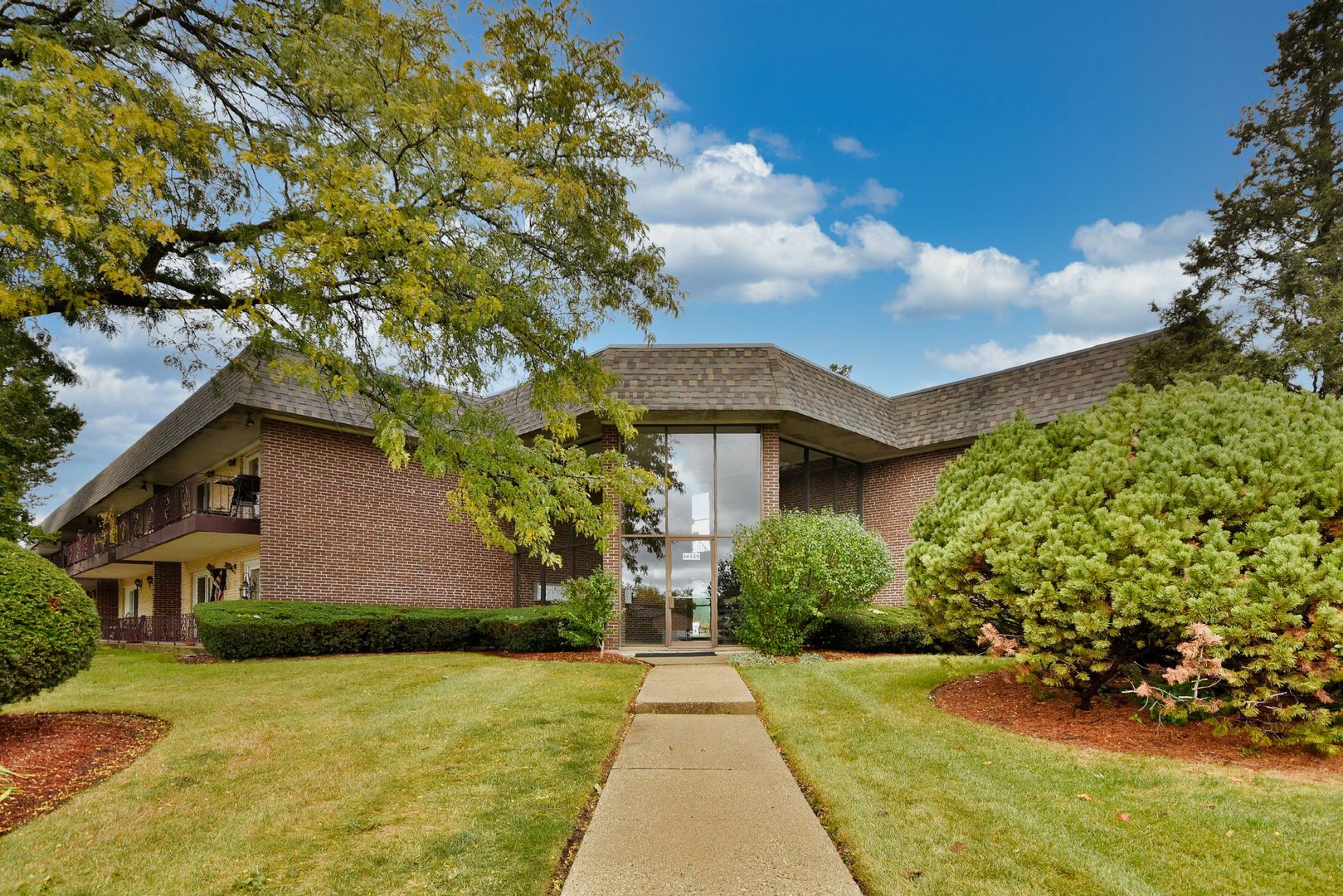 3-n550 Crown Road, Unit 9 Elmhurst, IL 60126 - Photo 2 of 28 Gallery Image 2