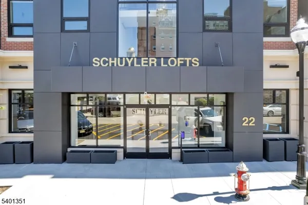 a black and white photo of a building