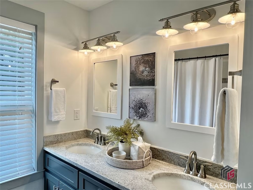 72 Point Place Road Hartwell, GA 30643 - Photo 18 of 40 Upstairs Bathroom