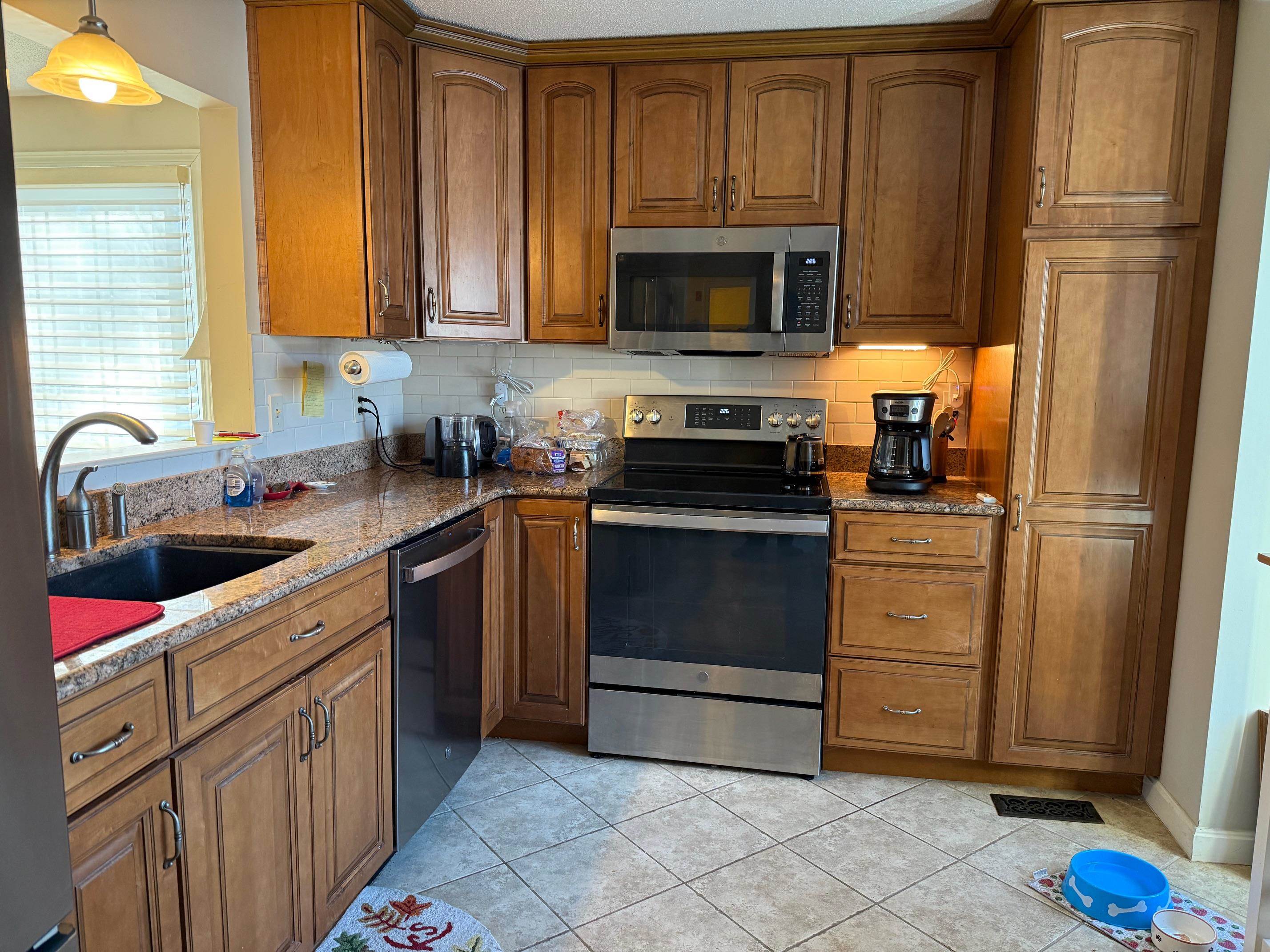 555 Straw Hill Road Manchester, NH 03104 - Photo 5 of 16