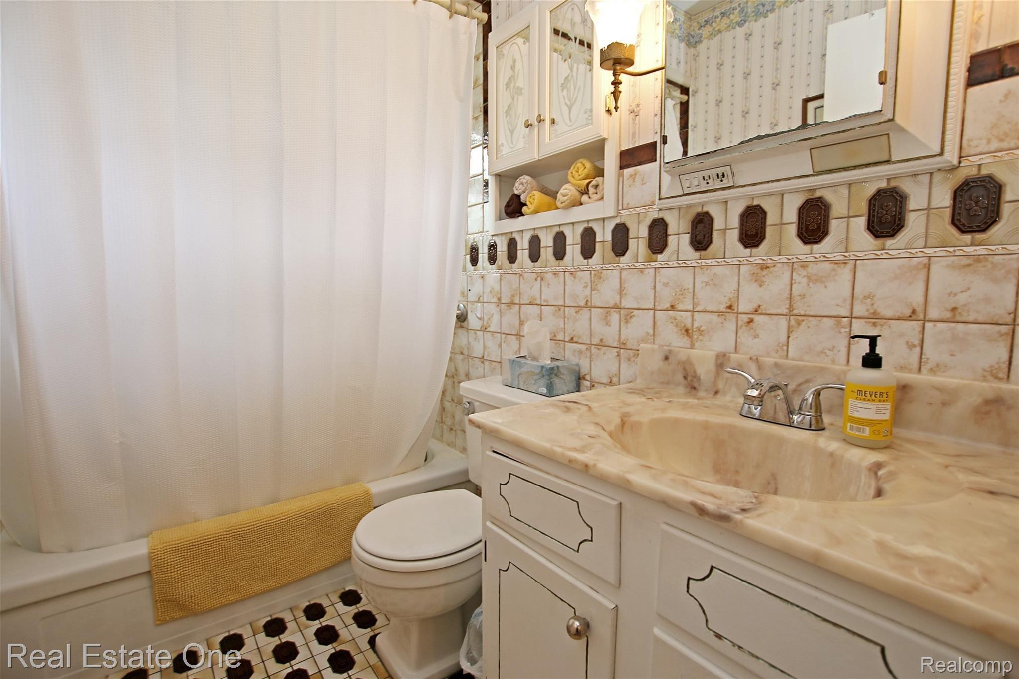 930 North Wilder Road Lapeer, MI 48446 - Photo 18 of 54 17) Bathroom.jpg