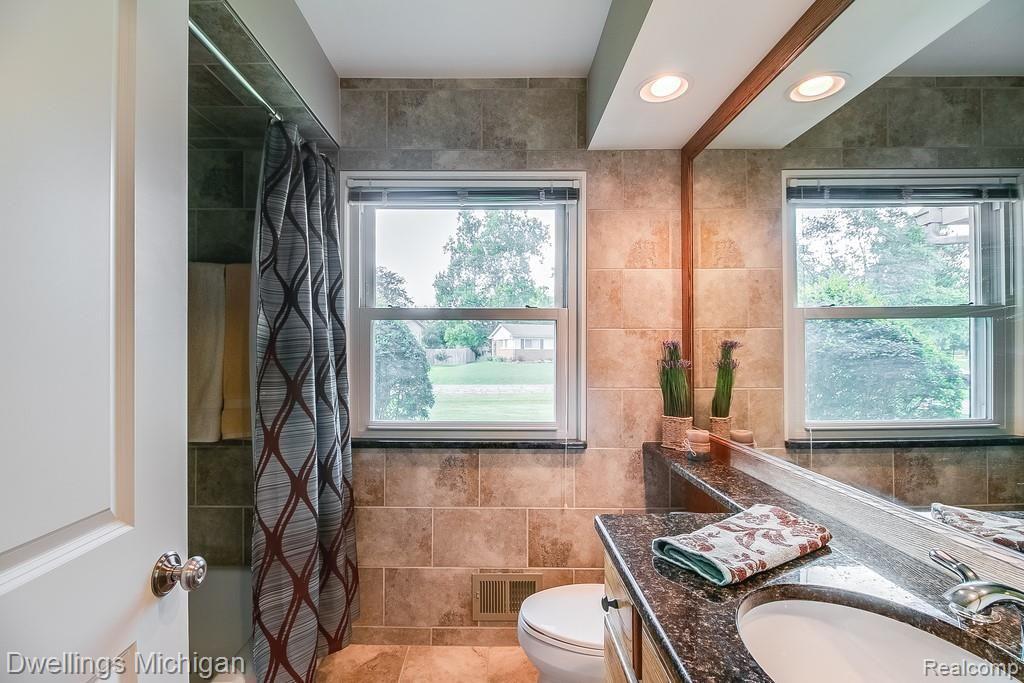 32205 Baintree Road Farmington, MI 48334 - Photo 25 of 33 Full Bathroom- Wow!