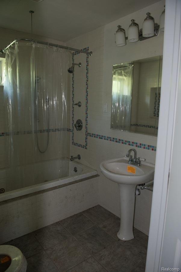 10740 Wayne Road Livonia, MI 48150 - Photo 10 of 44 Wayne -14.jpg