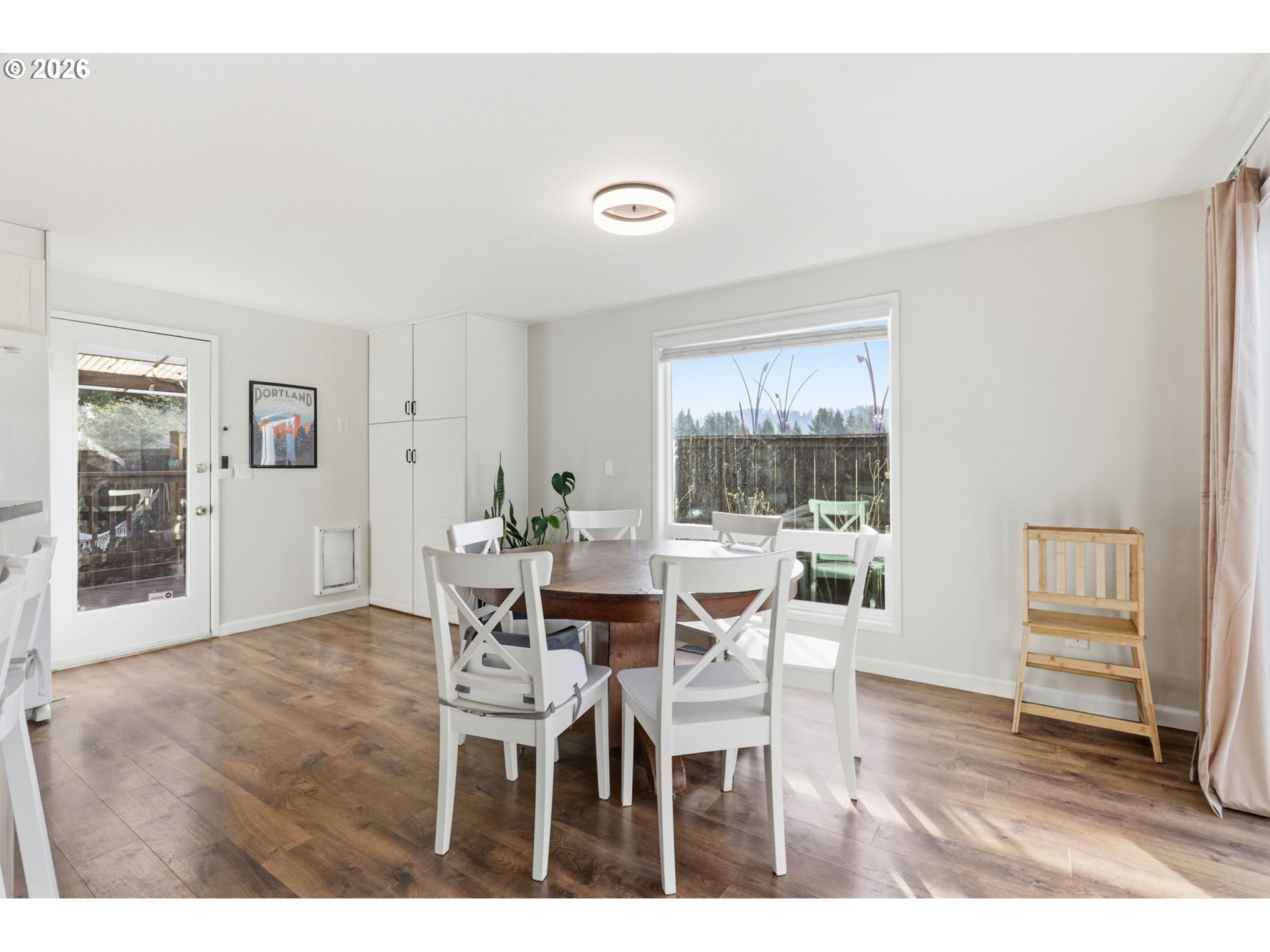 19350 Southwest Murphy Street Beaverton, OR 97078 - Photo 12 of 45 a dining room with furniture and window