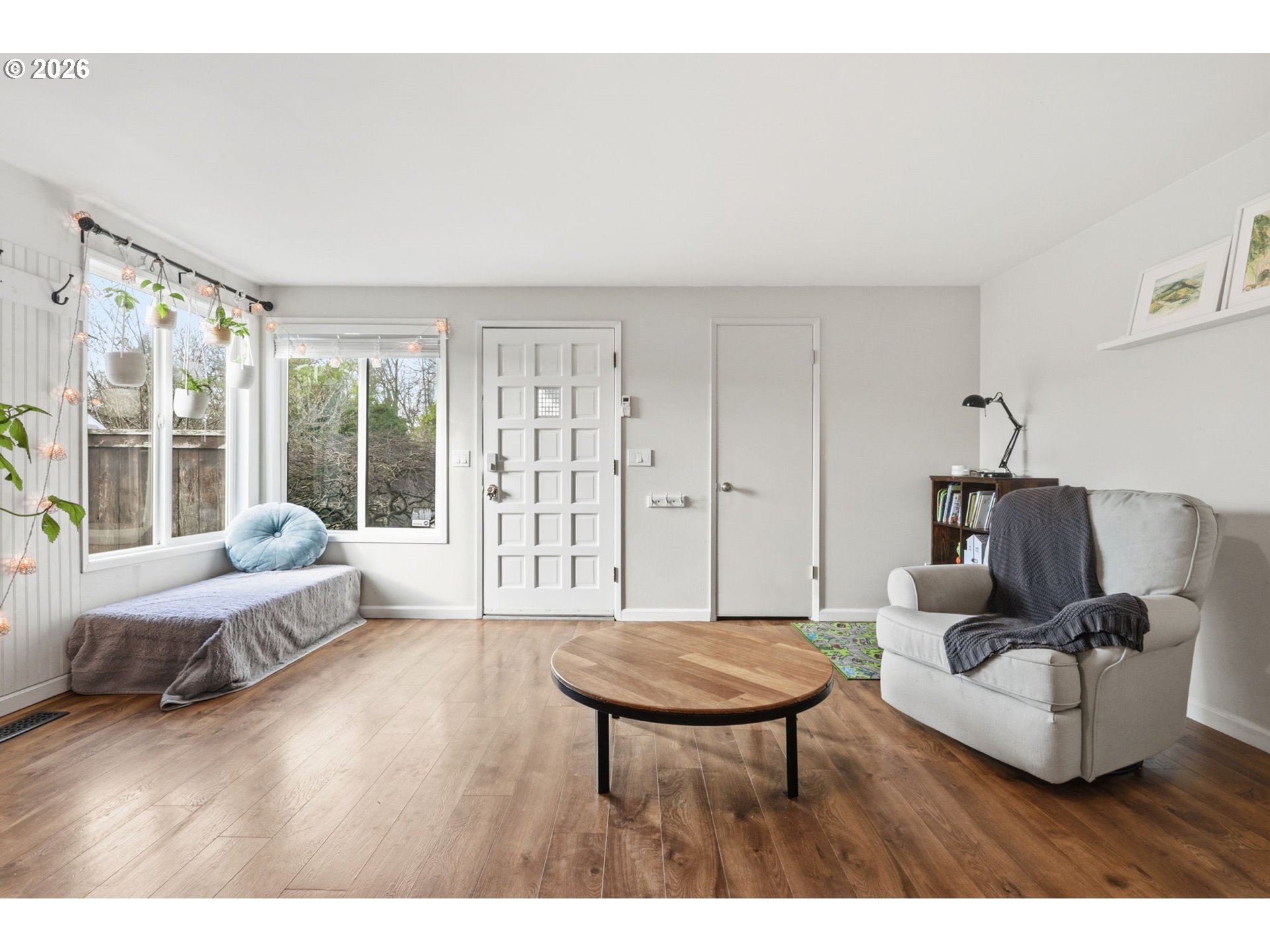 19350 Southwest Murphy Street Beaverton, OR 97078 - Photo 2 of 45 a living room with furniture and a table