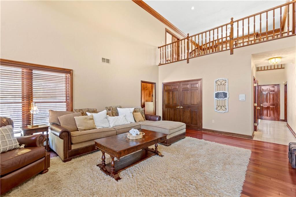 104 Gatehouse Drive Coraopolis, PA 15108 - Photo 6 of 24 a living room with furniture