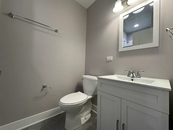 $2,395 | 2053 West Iowa Street, Unit 1, Chicago, IL 60622