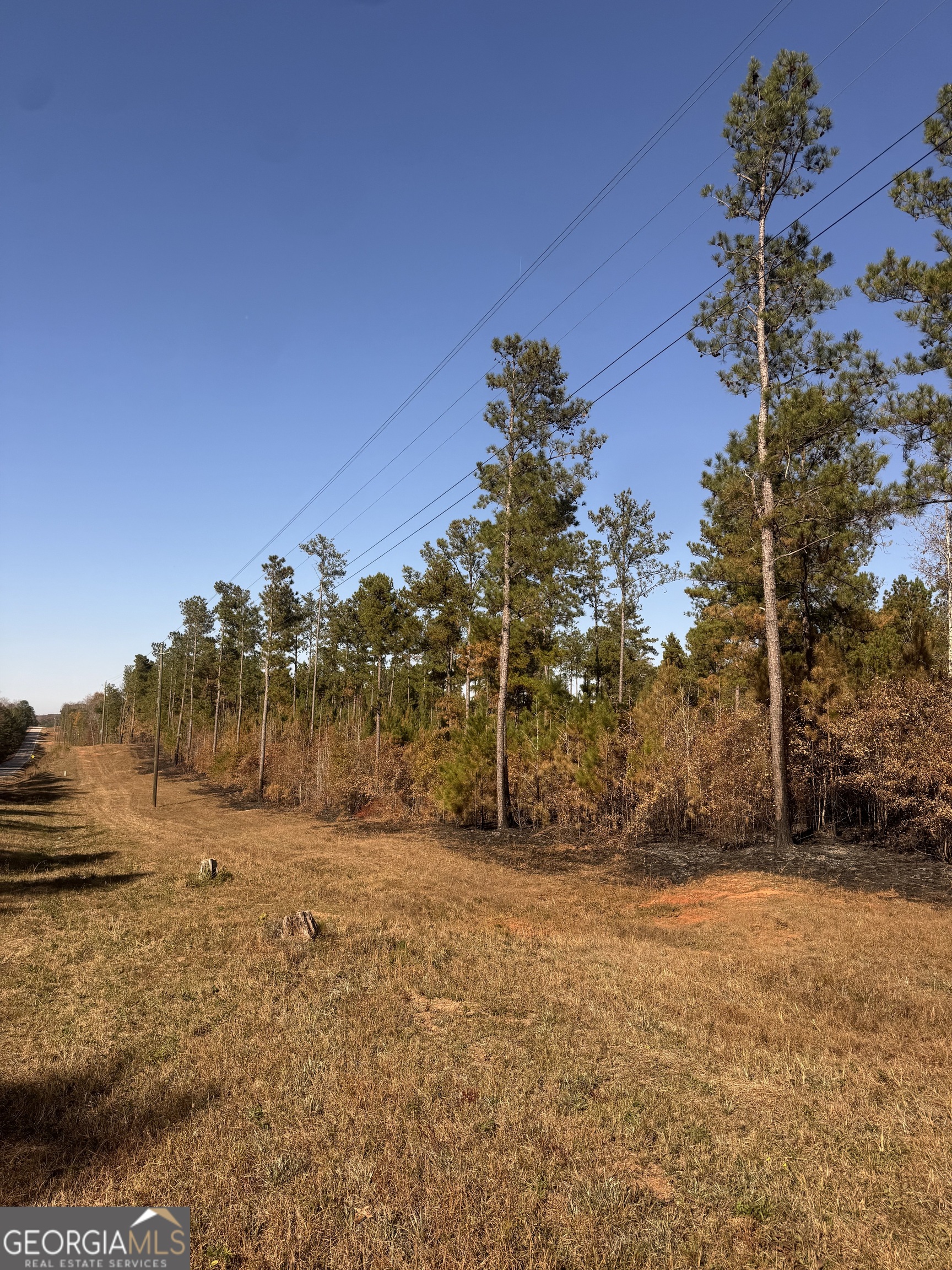 a view of dirt yard with a house