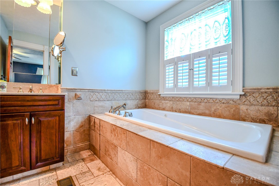 2652 Ridge Road Xenia, OH 45385 - Photo 32 of 78 Primary En-Suite