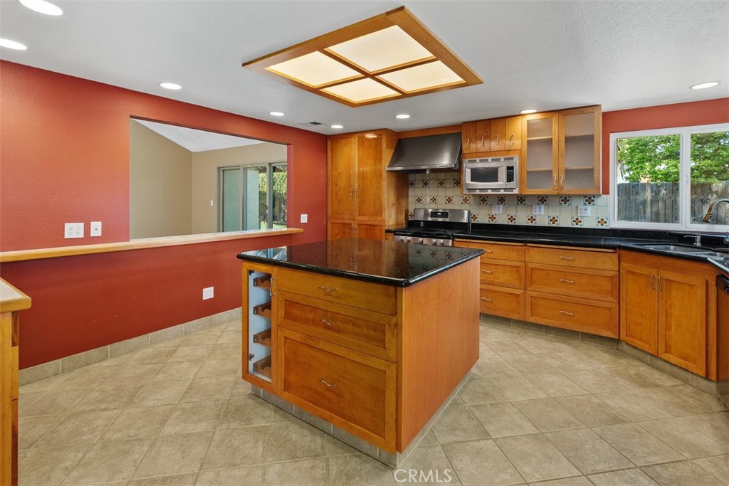 5625 Vía Terreno Riverside, CA 92506 - Photo 16 of 38