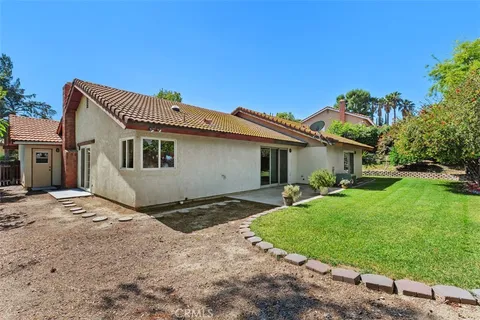 a view of a front of house with a yard