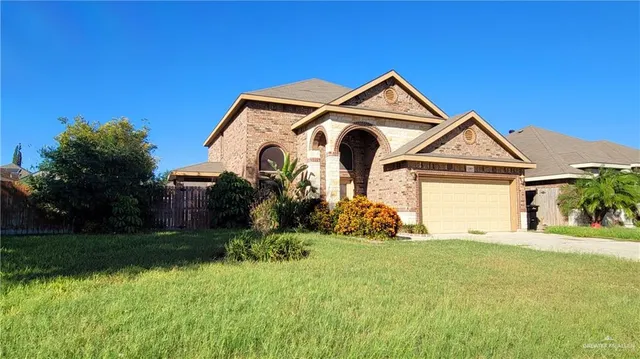 a view of a house with backyard and garden