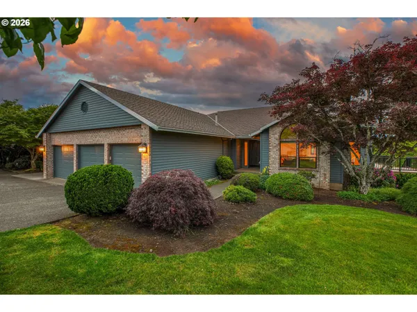 a view of a front of house with a yard