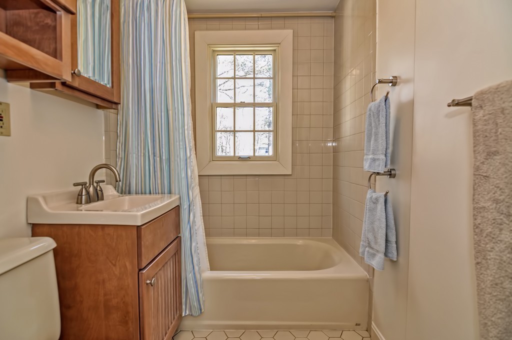 12 Lee Road Sharon, MA 02067 - Photo 8 of 23 Gallery Image 8