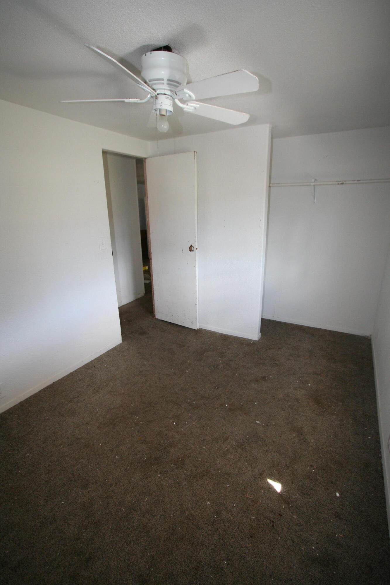 24667 Sprague River Road Sprague River, OR 97639 - Photo 14 of 38 en empty room with windows and ceiling fan