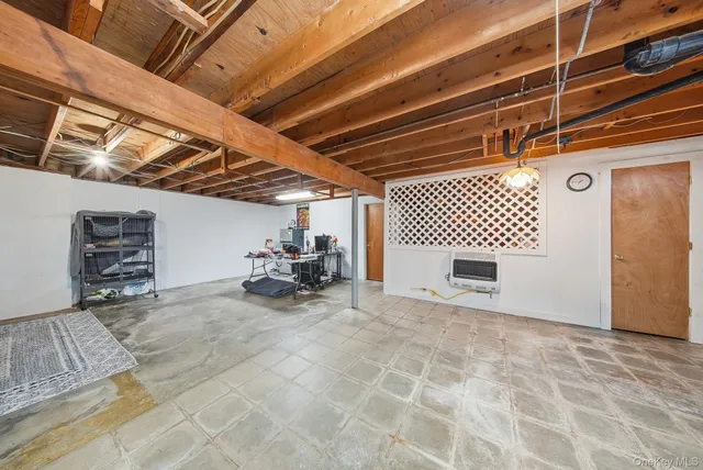 a view of livingroom with furniture