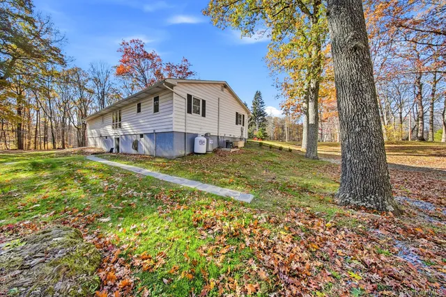 a view of a houses with yard and trees