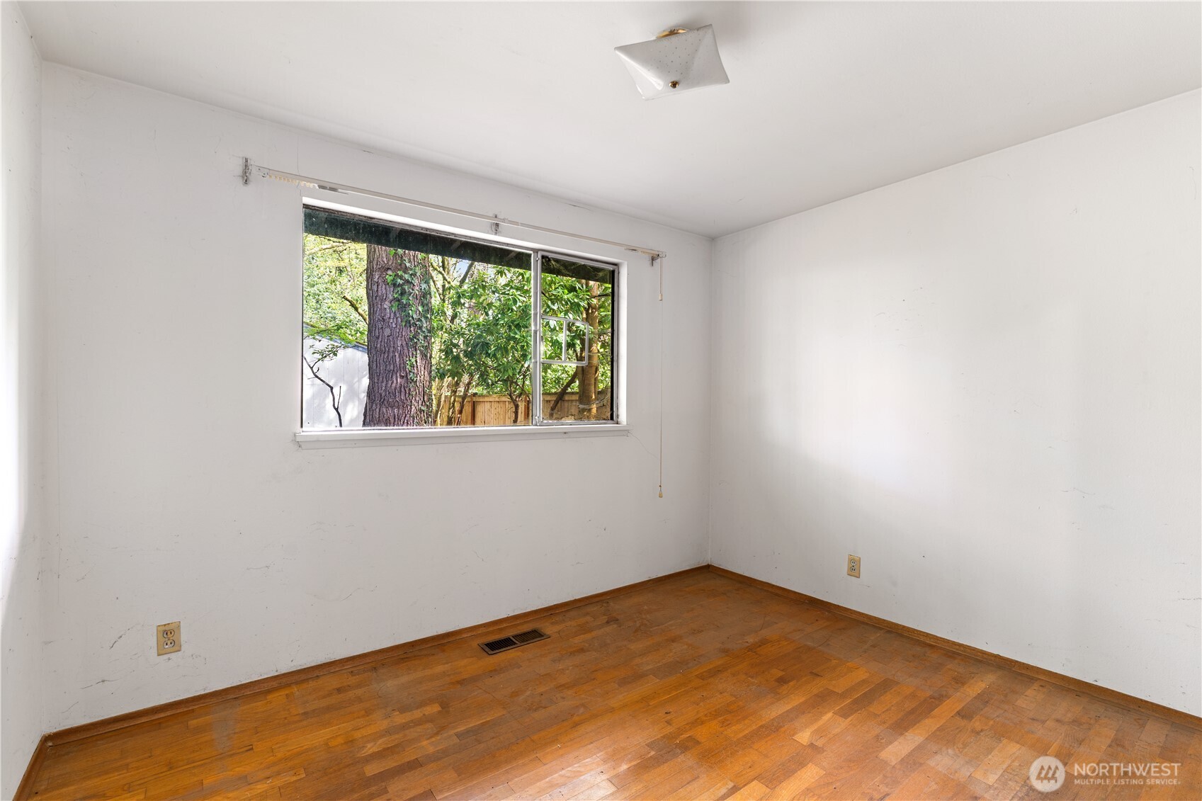 9012 Northeast 178th Street Bothell, WA 98011 - Photo 26 of 30 an empty room with a window